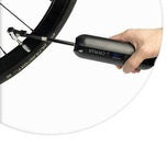 Cargar imagen en el visor de la galería, COMPRESOR DE AIRE MINI PORTATIL CON PANTALLA DIGITAL, RECARGABLE, CON LINTERNA, BASE PARA BICICLETA, 150PSI
